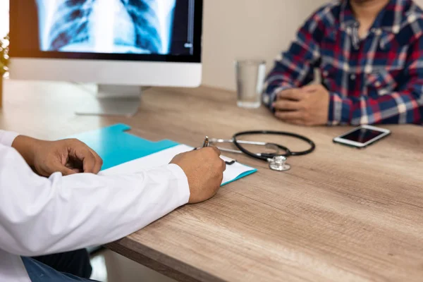 Des Médecins Rédigent Des Ordonnances Pour Les Patients Bureau Hôpital — Photo