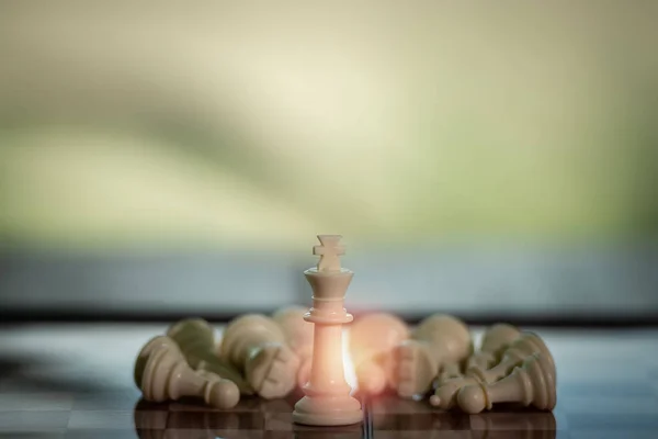 Шахматы Деревянной Доске Природный Фон Игра Стратегия Управление Лидерство Концепция — стоковое фото