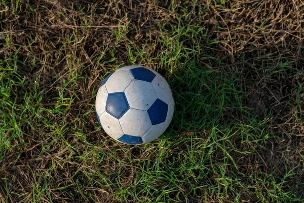 Fußball Alter Ball Auf Dem Grünen Feld — Stockfoto