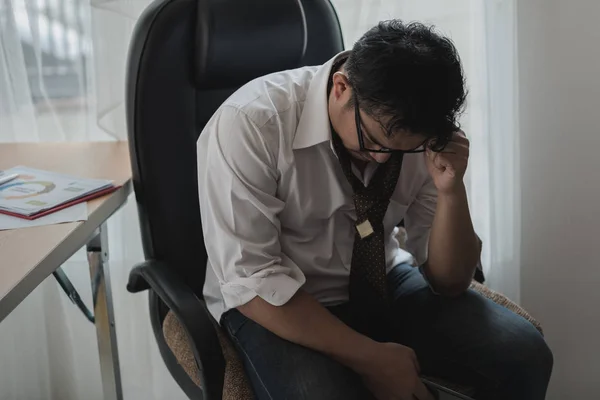 Stressed Empresário Asiático Segurando Sua Cabeça Suas Mãos Mesa Escritório — Fotografia de Stock
