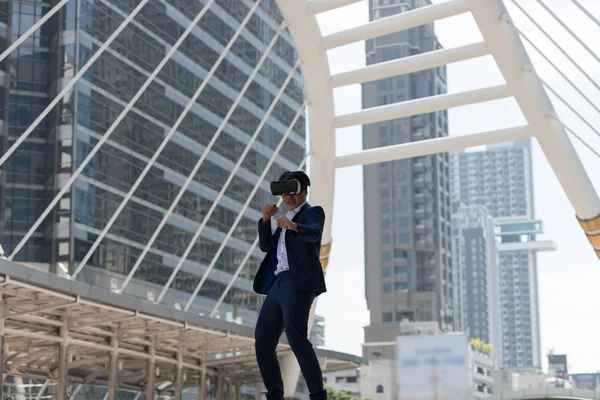 Молодой Азиатский Бизнесмен Костюме Очках Виртуальной Реальности Боровшийся Боксом Фоне — стоковое фото