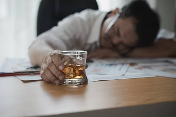 Homme Affaires Asiatique Stressé Tenant Verre Whisky Dort Data Charts — Photo