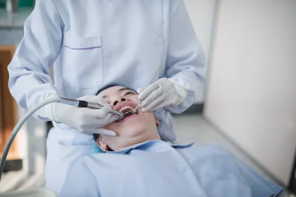 Ręce Dentysty Trzymającego Narzędzie Dentystyczne Sprawdzanie Zębów Kobiecie Leżącej Krześle — Zdjęcie stockowe