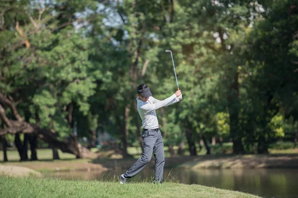 Golfistas Asiático Homem Mostrar Hit Varrendo Gramado Verde — Fotografia de Stock