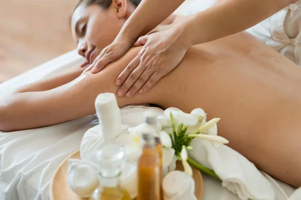 Jonge Mooie Aziatische Vrouw Slapen Ontspannen Oil Spa Massage Salon — Stockfoto