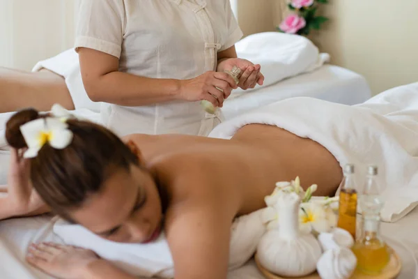 Masseuse Pour Oil Hand Young Asian Woman Relaxing Receiving Back — Stock Photo, Image