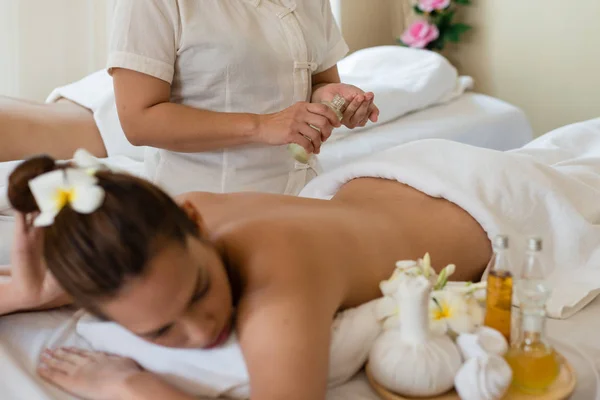 Massagista Despeje Óleo Mão Jovem Asiático Mulher Relaxante Receber Volta — Fotografia de Stock