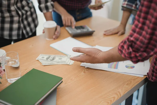 İş adamları grubu tartışıyor. İş analizi yapıyorlar. Beyin fırtınası, takım çalışması, toplantı konsepti.