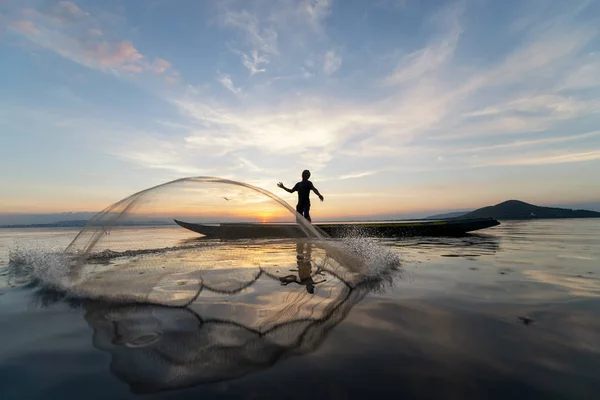 Aziatische Vissers Houten Boot Voor Het Vangen Van Zoetwatervissen Natuur — Stockfoto