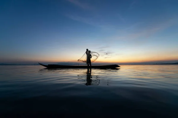 Les Pêcheurs Asiatiques Sur Bateau Bois Pour Capturer Des Poissons — Photo