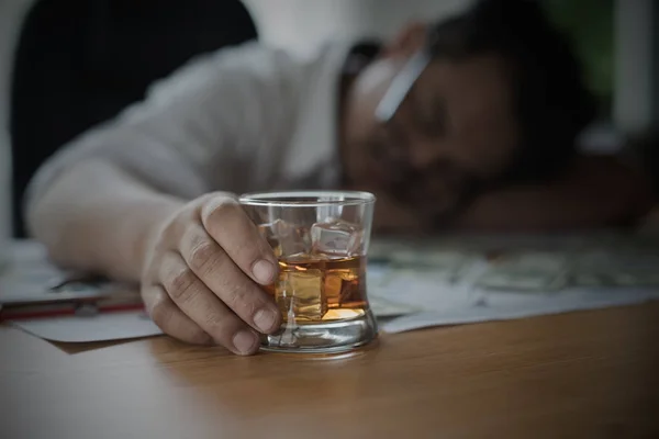 Homme Affaires Asiatique Stressé Tenant Verre Whisky Dort Sur Argent — Photo