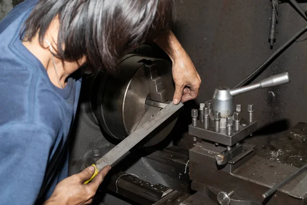 旋盤に部品でファイリングを使用された男の手 金属加工業 — ストック写真