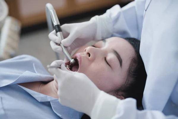 Ręce Dentysty Trzymającego Narzędzie Dentystyczne Sprawdzanie Zębów Kobiecie Leżącej Krześle — Zdjęcie stockowe