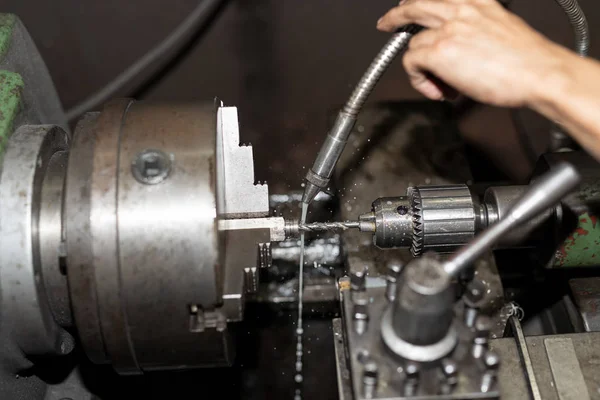 Torna tezgahında serinletilmiş su. Metal endüstrisi