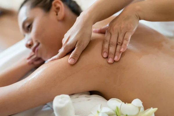 Jonge Mooie Aziatische Vrouw Slapen Ontspannen Oil Spa Massage Salon — Stockfoto