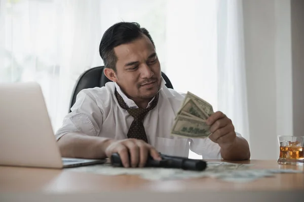 Empresário Asiático Procurando Dinheiro Segurando Uma Arma Mesa Escritório — Fotografia de Stock