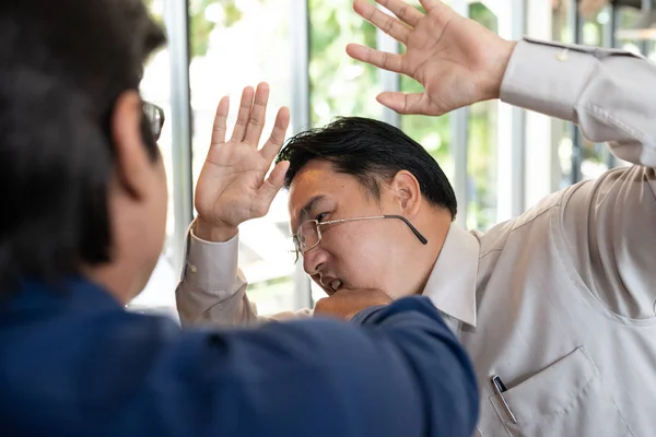 Азиатские Бизнесмены Ссорятся Двое Мужчин Ссорятся Вызывает Конфликт Интересов Бизнеса — стоковое фото