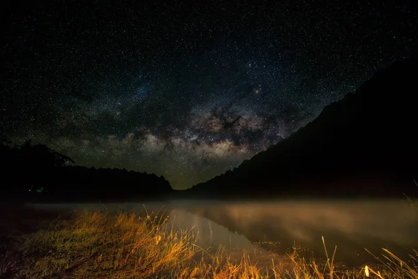Renkli Samanyolu ve Gölde Gece Manzarası