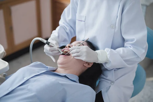 Manos Dentista Con Una Herramienta Dental Verificar Los Dientes Mujer — Foto de Stock