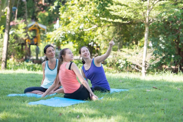 Families Young Russian Mother Daughter Talk Exercise Practice Yoga Park — Stock Photo, Image