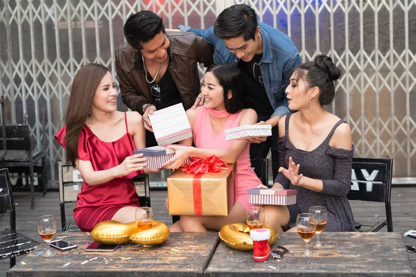 Jóvenes Tiempo Feliz Con Caja Regalo Fiesta Celebración Cumpleaños Nochevieja —  Fotos de Stock