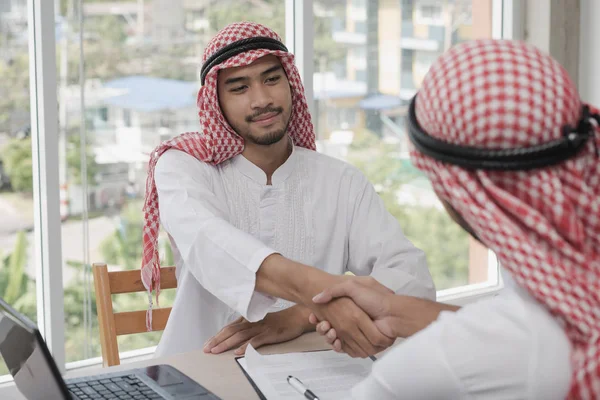 两名阿拉伯商人在成功的商务会议后握手 商业交易概念 — 图库照片