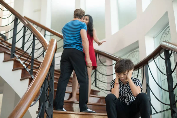 Chico Sienta Las Escaleras Casa Los Padres Discuten Concepto Problemas — Foto de Stock