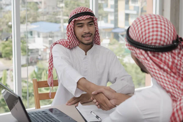 Due Uomini Affari Arabi Stretta Mano Dopo Incontro Affari Successo — Foto Stock