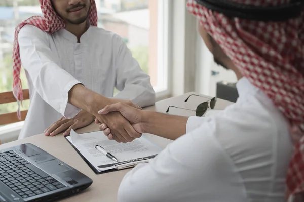 Due Uomini Affari Arabi Stretta Mano Dopo Incontro Affari Successo — Foto Stock