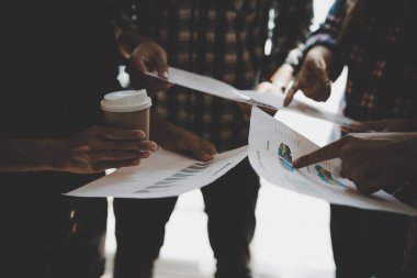 Ekose gömlekli bir kadın ve erkek çalışan bir grup insan iş yapma hakkında konuşuyor / danışmanlık yapıyor. Takım çalışması iş toplantısı