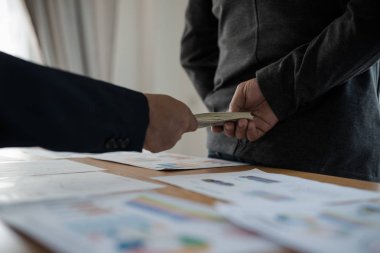 Erkek eli, iş gezilerine para gönderiyor. Yolsuzluk ve rüşvet kavramı