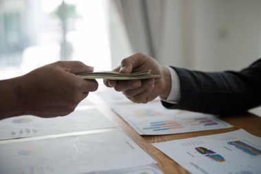 Erkek eli, iş gezilerine para gönderiyor. Yolsuzluk ve rüşvet kavramı