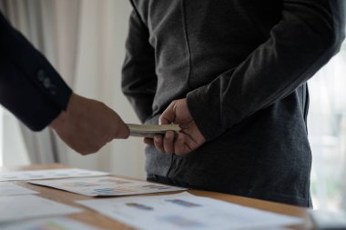 Erkek eli, iş gezilerine para gönderiyor. Yolsuzluk ve rüşvet kavramı