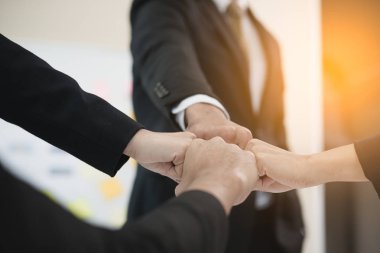 Yumruk tokuştur. İş adamı ve kadınların el çabukluğu, el koordinasyonu, birlik ve takım çalışması, toplantı, yardım, iş konseptini sembolize eden eli..