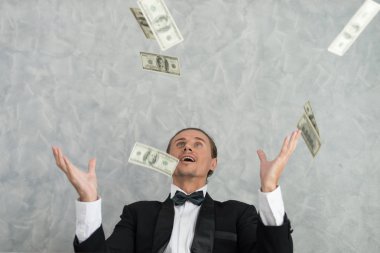 İş dünyasında başarılı olan genç iş adamları, bir sürü banknot parasıyla. iş başarısı konsepti