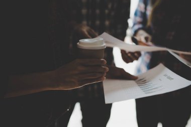 Ekose gömlekli bir kadın ve erkek çalışan bir grup insan iş yapma hakkında konuşuyor / danışmanlık yapıyor. Takım çalışması iş toplantısı