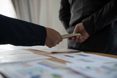 Erkek eli, iş gezilerine para gönderiyor. Yolsuzluk ve rüşvet kavramı