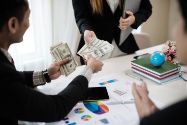 Patron, iyi çalışan bir kadın çalışana ikramiye veriyor. Şirket kârlıydı. İş başarısı kavramı.