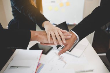 Grup Asyalı genç iş adamları iş başarısı, el koordinasyonu, birlik ve takım çalışması, toplantı, yardım, iş konsepti için elleri sembolize eden el ele tutuşuyorlar.