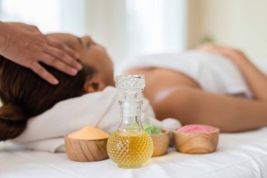 Spa masajında kullanılan yağlar ve tuzlar.
