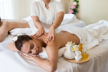 Genç ve güzel Asyalı kadın masaj odasında dinleniyor.