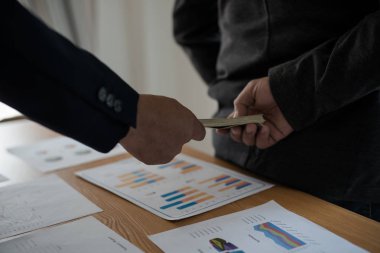 Erkek eli, iş gezilerine para gönderiyor. Yolsuzluk ve rüşvet kavramı