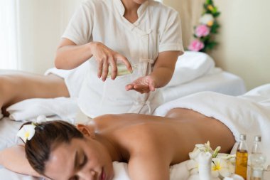 Genç ve güzel Asyalı kadın masaj merkezinde dinleniyor.