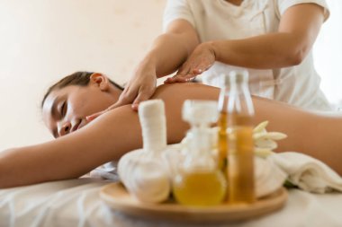 Genç ve güzel Asyalı kadın masaj merkezinde dinleniyor.