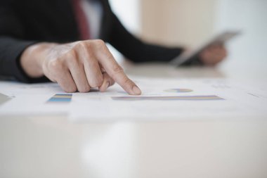 Ofis masasında Veri Tableti ve Dijital Tablet üzerinde çalışan İşadamı. Beyin fırtınası analizi, toplantı konsepti.