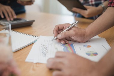 İş kadınının eli kalem tutsun. Beyin fırtınası analizi, toplantı konsepti.