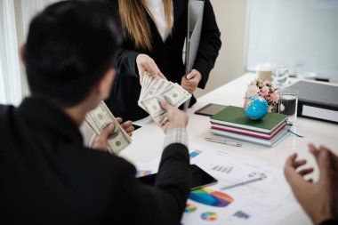 Patron, iyi çalışan bir kadın çalışana ikramiye veriyor. Şirket kârlıydı. İş başarısı kavramı.