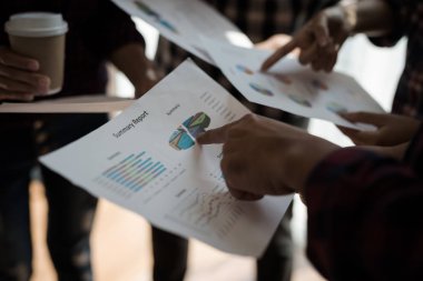 Ekose gömlekli bir kadın ve erkek çalışan bir grup insan iş yapma hakkında konuşuyor / danışmanlık yapıyor. Takım çalışması iş toplantısı