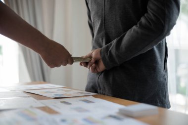 Erkek eli, iş gezilerine para gönderiyor. Yolsuzluk ve rüşvet kavramı