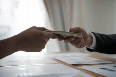 Erkek eli, iş gezilerine para gönderiyor. Yolsuzluk ve rüşvet kavramı